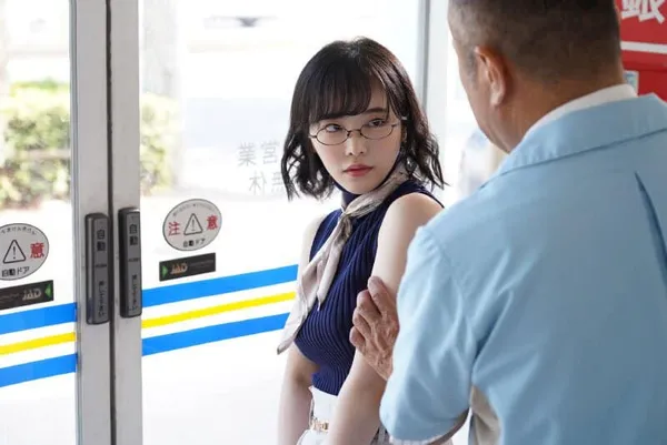 aov xxx Cô nàng nhà giàu nhưng có sở thích quái dị là ăn trộm… cho đến khi bị bắt gặp